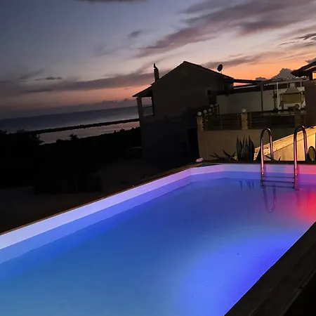 Vila Castros Delmare *