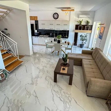 Willa Castros Delmare